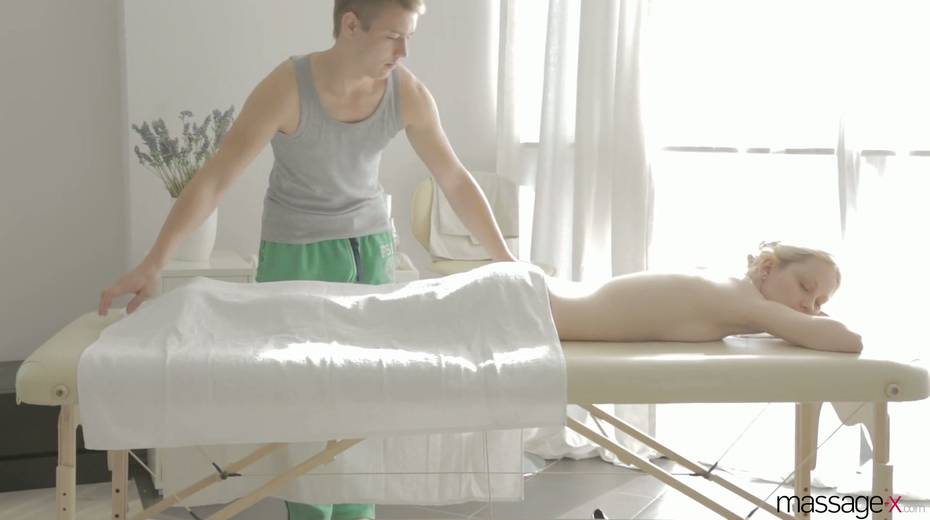 Blonde with angel face Mirta gets intimate with one young masseur - 4. pic