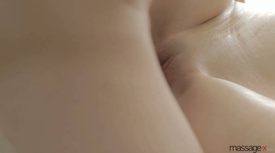 Blonde with angel face Mirta gets intimate with one young masseur - 12. pic