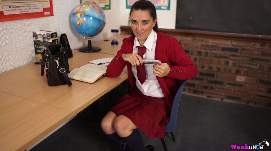Cute college chick in short kilt skirt Pixiee Little is maturating her muff - 10. pic