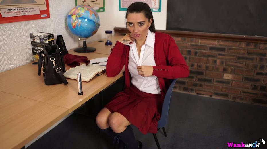 Cute college chick in short kilt skirt Pixiee Little is maturating her muff - 13. pic