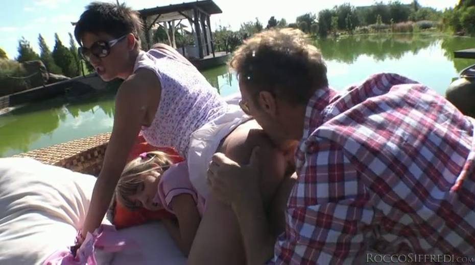 Two wanton dark haired chicks please one rich guy outdoors - 3. pic