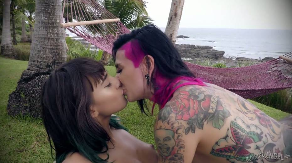Sizzling chick Janice Griffith can't stop eating juicy muff of emo girlfriend - 21. pic