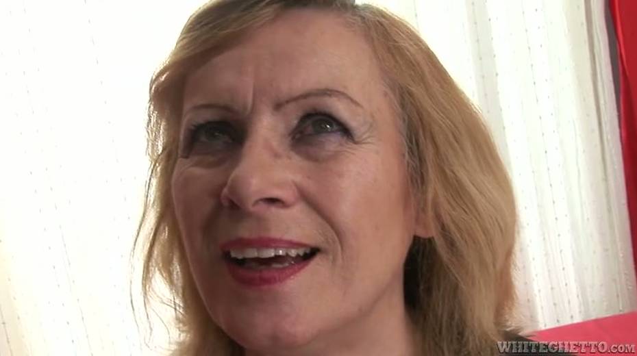Thirsty for cum granny gives deepthroat blowjob in interracial clip - 10. pic