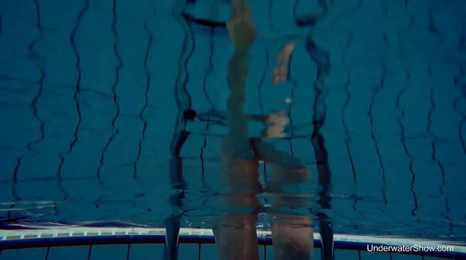 Blond swimming chick Tracy gets naked and shows tricks under the water - 2. pic