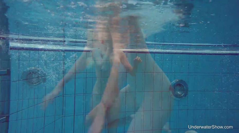 Blond swimming chick Tracy gets naked and shows tricks under the water - 4. pic