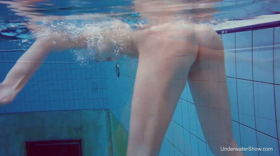 Blond swimming chick Tracy gets naked and shows tricks under the water - 5. pic