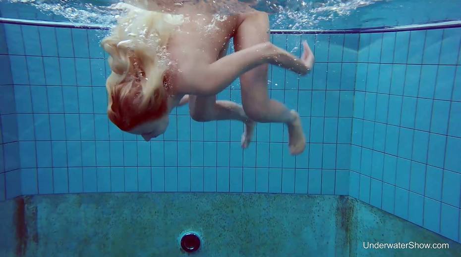 Blond swimming chick Tracy gets naked and shows tricks under the water - 6. pic