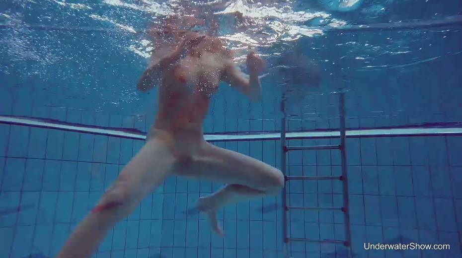 Blond swimming chick Tracy gets naked and shows tricks under the water - 7. pic