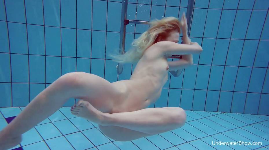 Blond swimming chick Tracy gets naked and shows tricks under the water - 9. pic
