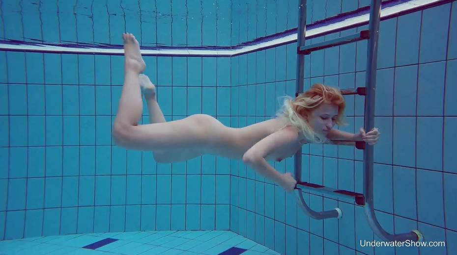 Blond swimming chick Tracy gets naked and shows tricks under the water - 10. pic