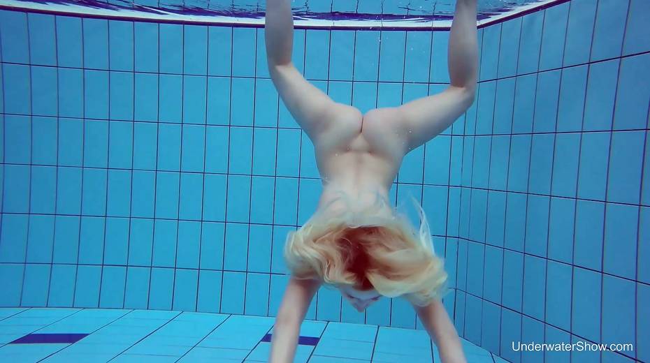 Blond swimming chick Tracy gets naked and shows tricks under the water - 14. pic