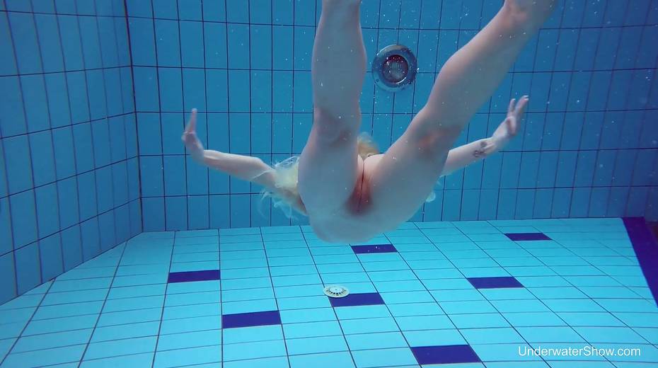 Blond swimming chick Tracy gets naked and shows tricks under the water - 15. pic