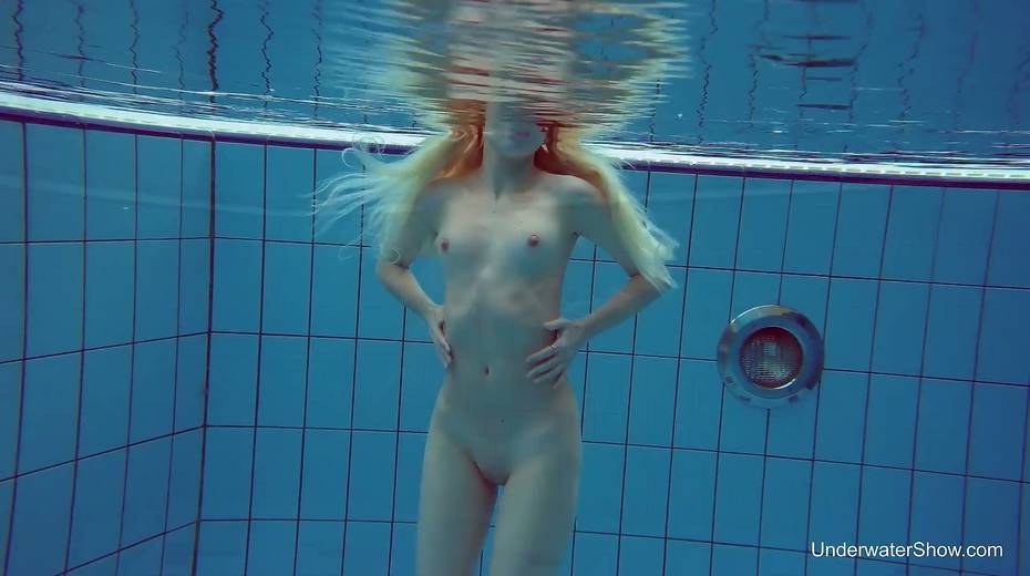 Blond swimming chick Tracy gets naked and shows tricks under the water - 17. pic
