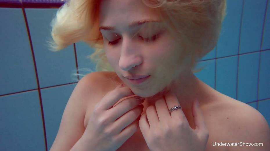 Blond swimming chick Tracy gets naked and shows tricks under the water - 20. pic