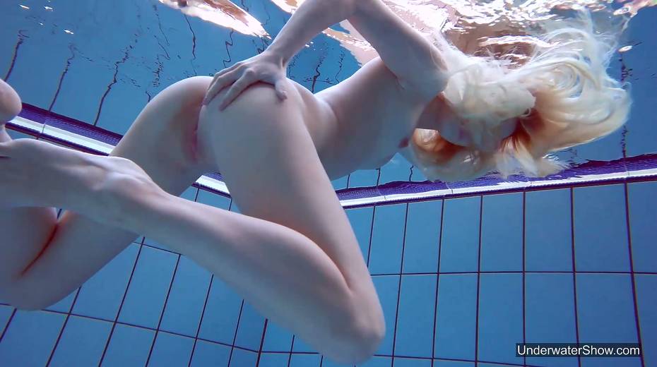 Blond swimming chick Tracy gets naked and shows tricks under the water - 21. pic