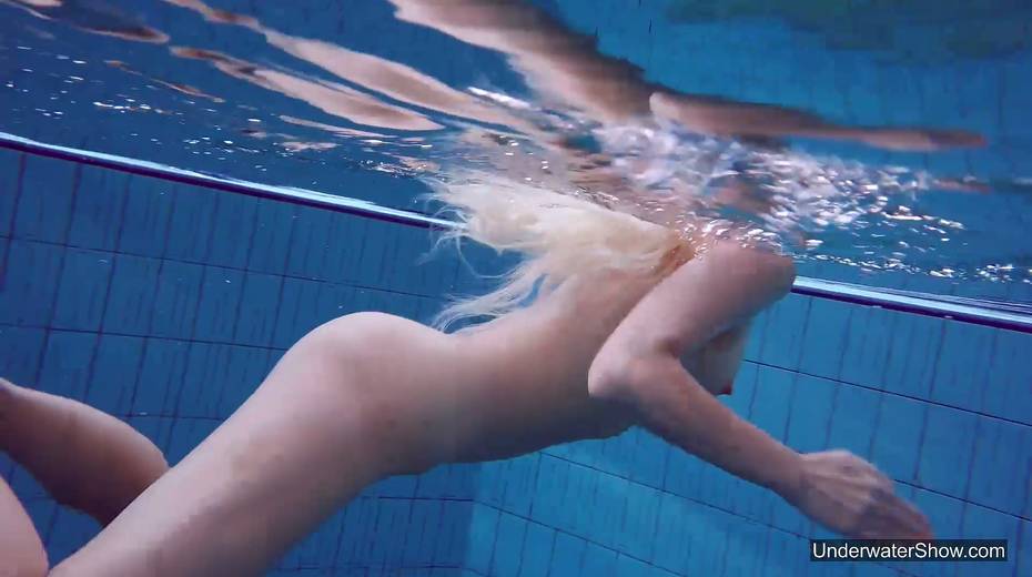 Blond swimming chick Tracy gets naked and shows tricks under the water - 22. pic