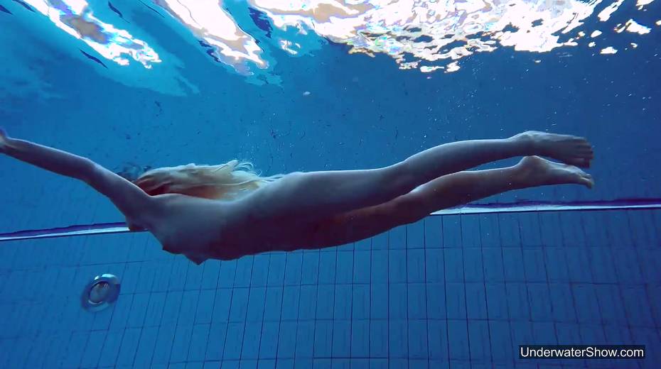 Blond swimming chick Tracy gets naked and shows tricks under the water - 23. pic