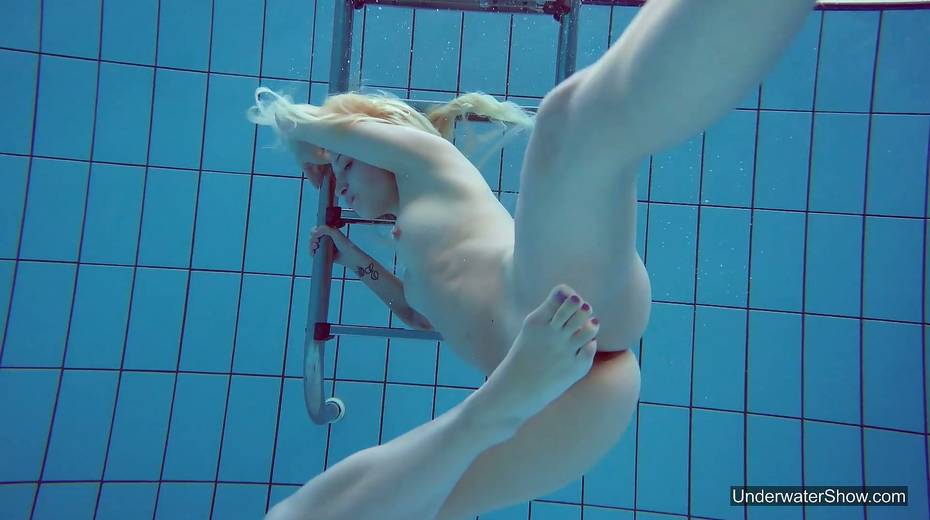 Blond swimming chick Tracy gets naked and shows tricks under the water - 24. pic