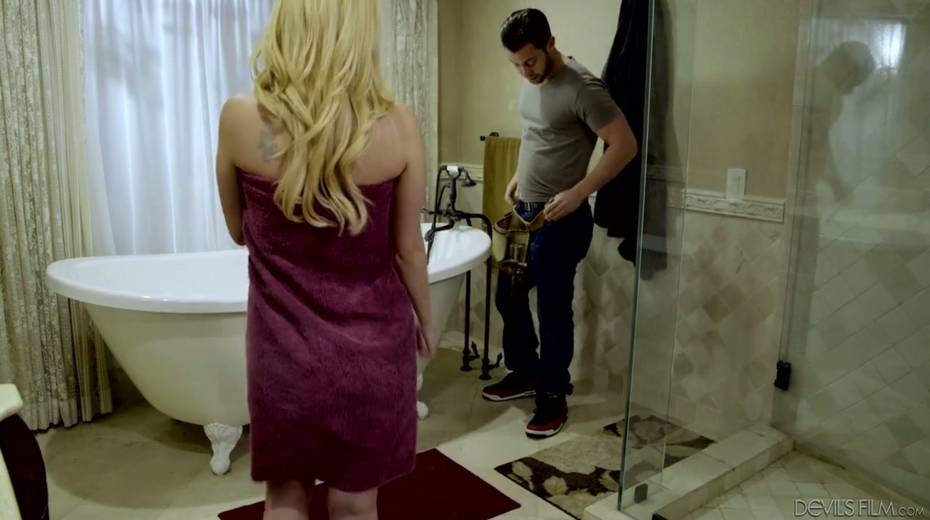 Blondie Aaliyah Love enjoys making love after taking a bath - 2. pic