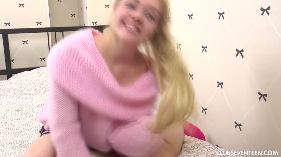 Charming blondie Bella is fucking herself with a favorite sex toy - 2. pic