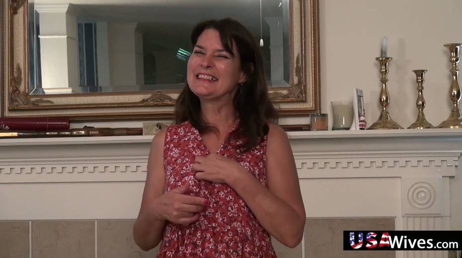 Middle aged American woman is masturbating her worn out twat - 3. pic