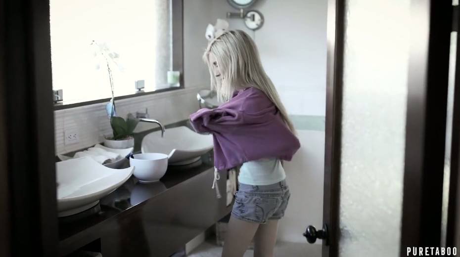 Petite blond step daughter Piper Perri is fucked by well endowed young step daddy - 2. pic