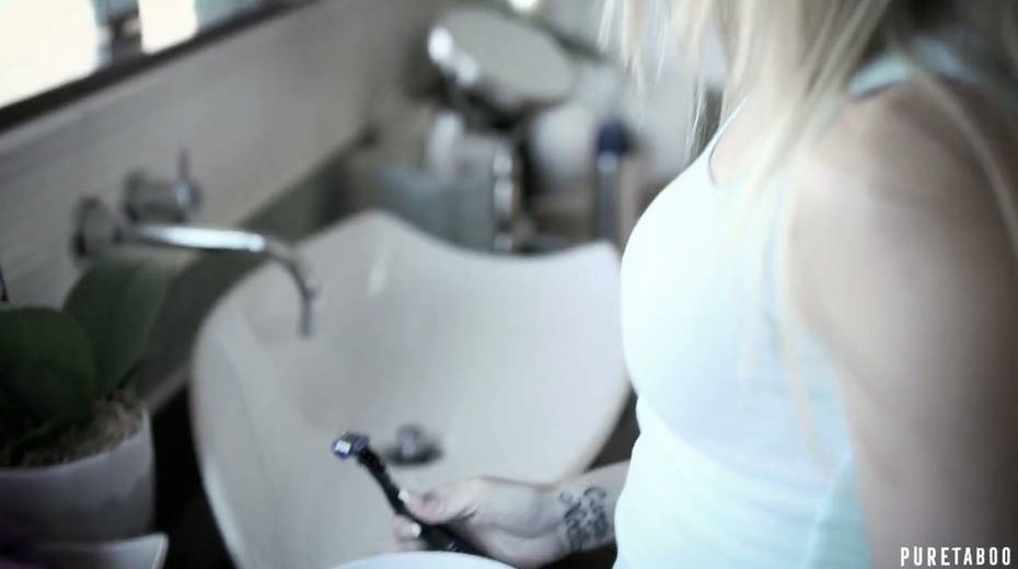 Petite blond step daughter Piper Perri is fucked by well endowed young step daddy - 3. pic