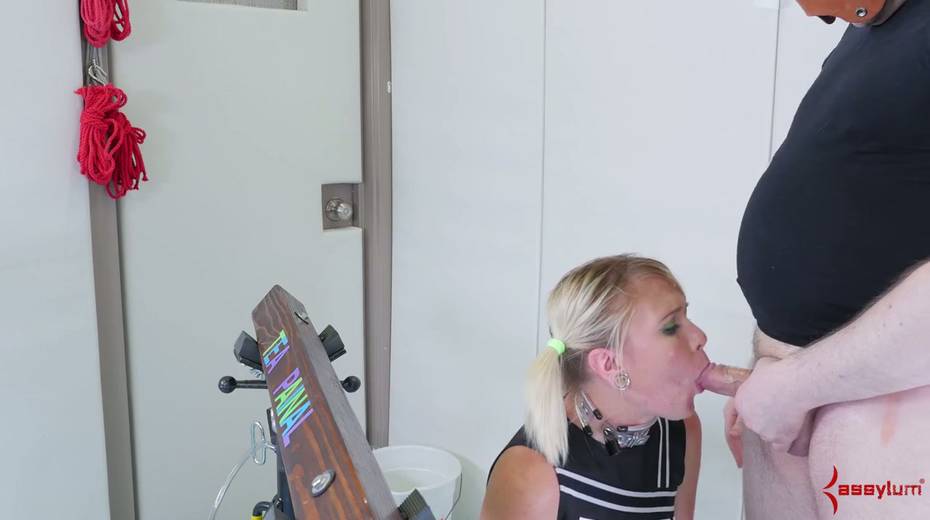 Yummy cheerleader allows to fuck her deep throat and toy anal hole with beads - 19. pic