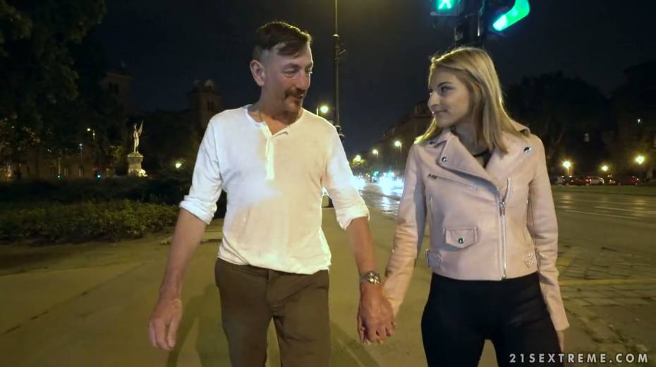 Young chick Sarah Cute hooks up with one skilled elder womanizer - 3. pic