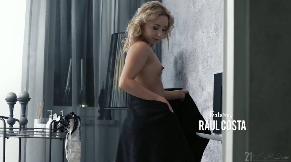 Bootyful babe Daisy Dawkins is sucking a dick before a crazy cock riding - 2. pic