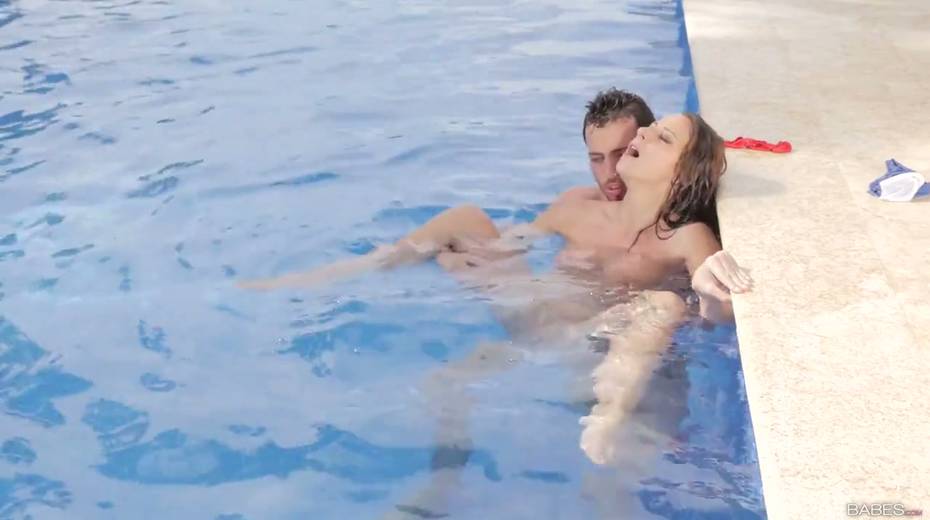 Horny bitch Martina Gold gets her her anus rammed in the pool - 8. pic