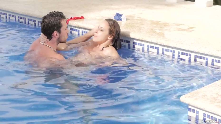 Horny bitch Martina Gold gets her her anus rammed in the pool - 13. pic