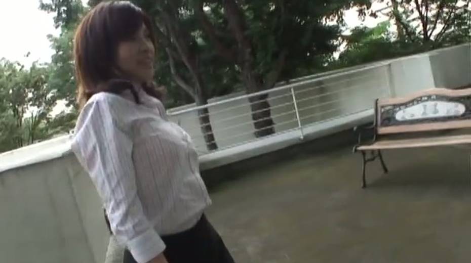 Kana Shimada sucking cow-worker's hard dick on a roof - 8. pic