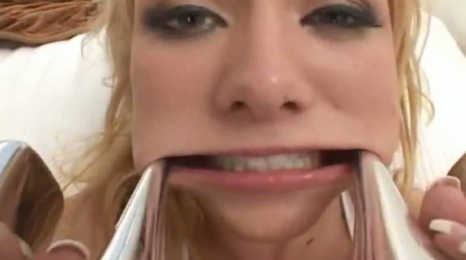 Nasty blonde chick Jeanie Marie Sullivan nailed by three horny dudes - 13. pic