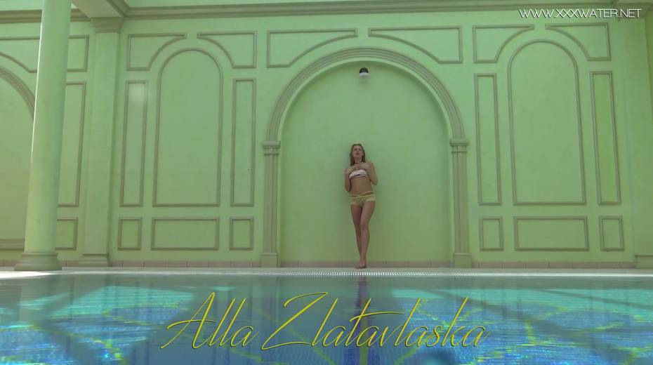 Gorgeous Russian chick shows striptease under the water - 3. pic