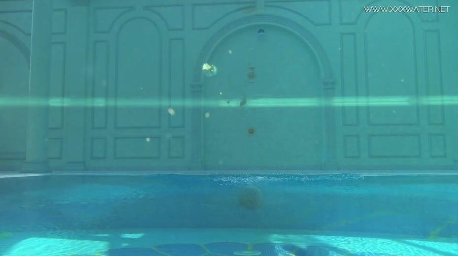 Gorgeous Russian chick shows striptease under the water - 4. pic
