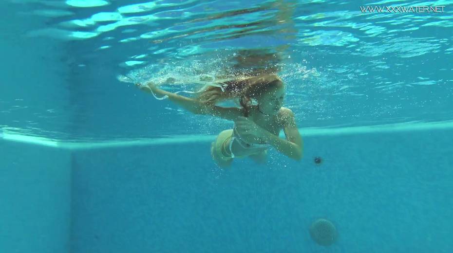Gorgeous Russian chick shows striptease under the water - 7. pic