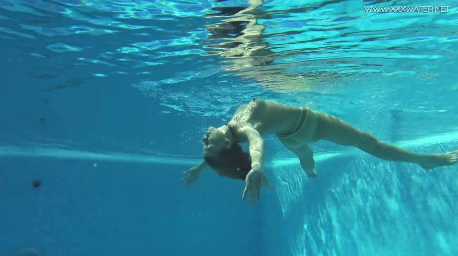 Gorgeous Russian chick shows striptease under the water - 9. pic