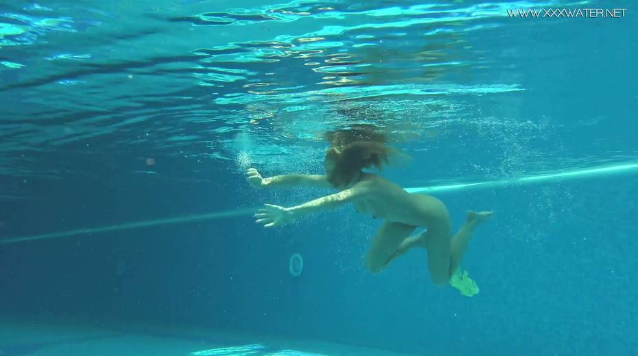 Gorgeous Russian chick shows striptease under the water - 12. pic