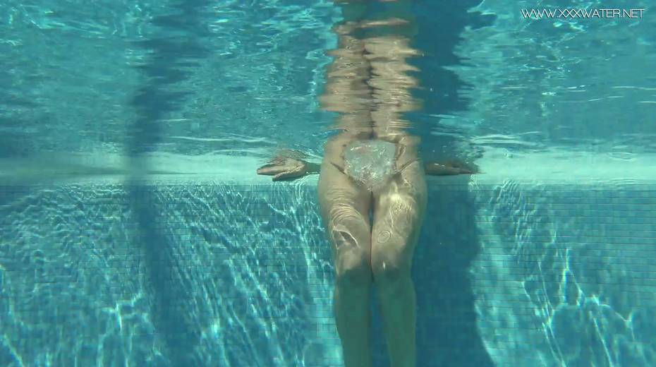 Gorgeous Russian chick shows striptease under the water - 13. pic