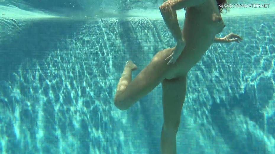 Gorgeous Russian chick shows striptease under the water - 14. pic
