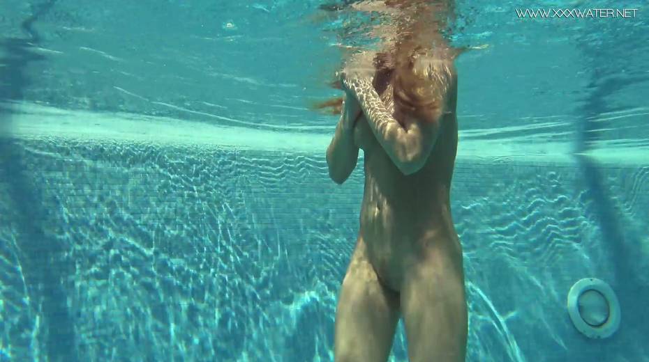 Gorgeous Russian chick shows striptease under the water - 15. pic