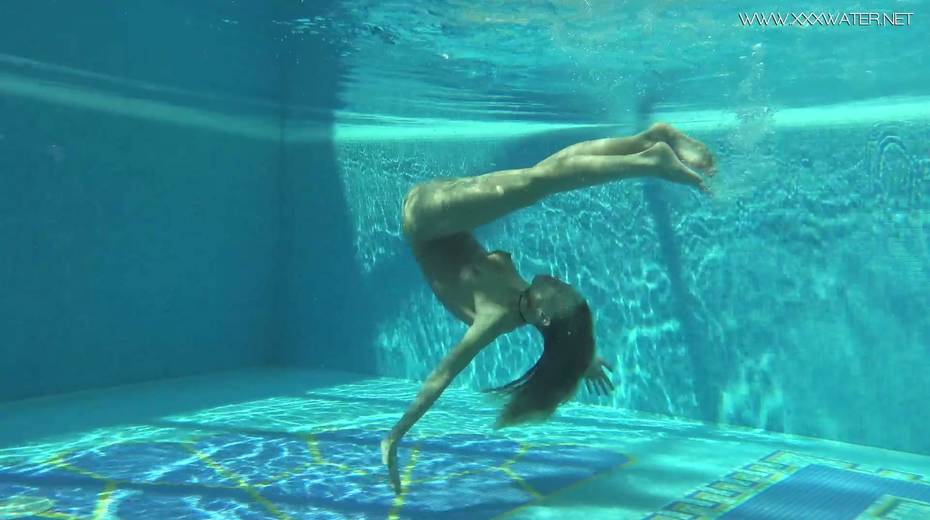 Gorgeous Russian chick shows striptease under the water - 17. pic