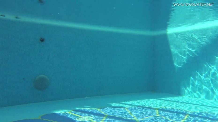 Gorgeous Russian chick shows striptease under the water - 18. pic