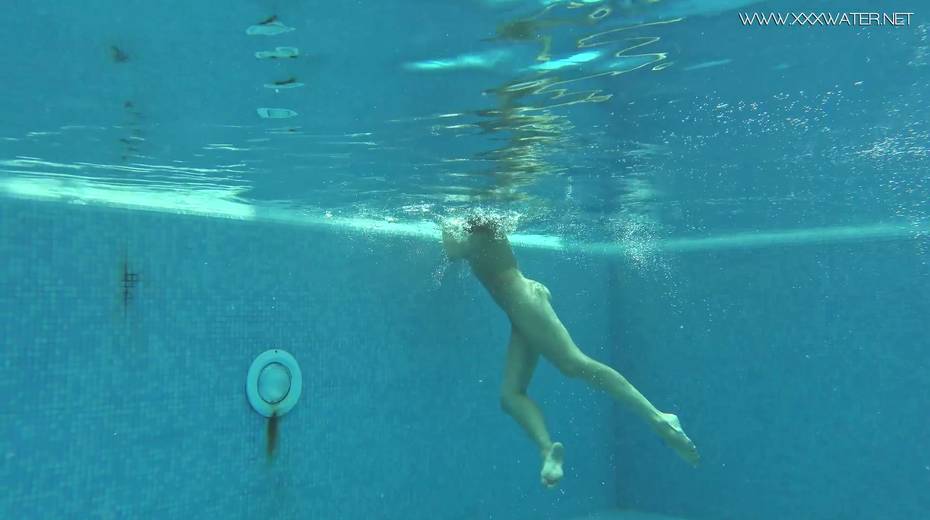 Gorgeous Russian chick shows striptease under the water - 22. pic