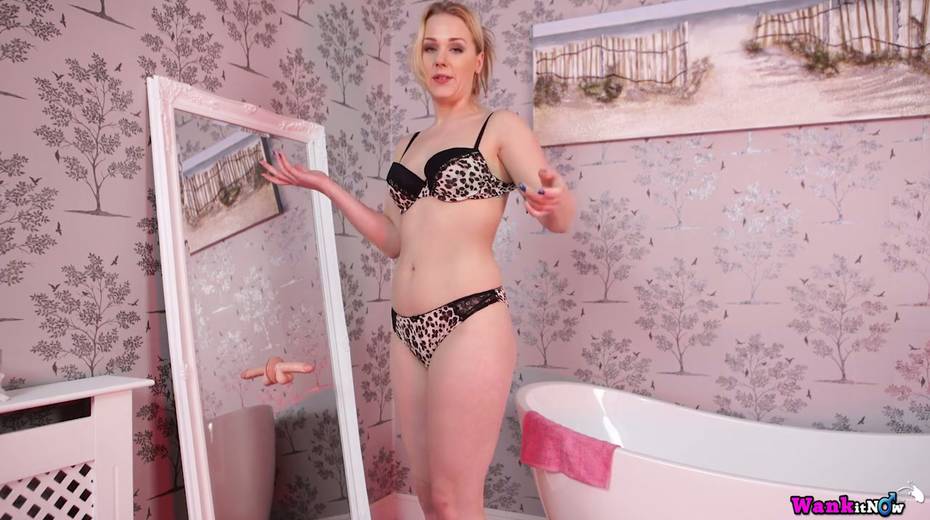 Slutty chick Aston Wilde is playing with her dildo fellow in the bathroom - 8. pic