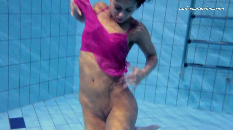 Charming teen Zlata Oduvanchik is stripping under the water - 8. pic