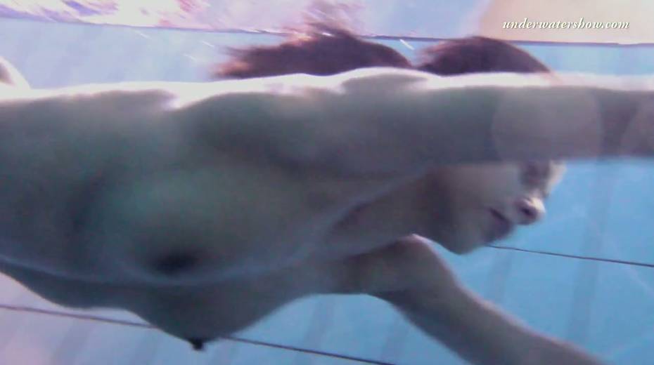 Charming teen Zlata Oduvanchik is stripping under the water - 20. pic