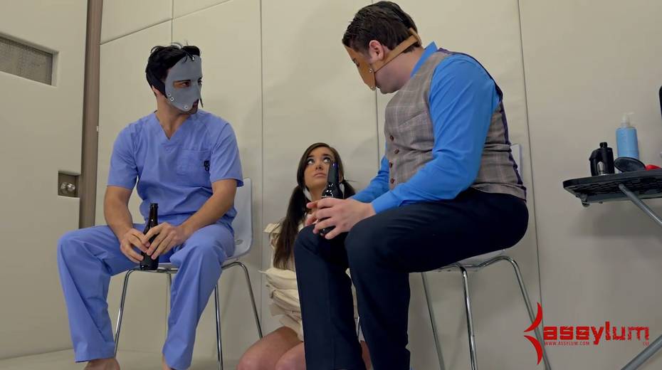 Two dudes in masks fuck anus and pussy of tied up and suspended hooker - 2. pic