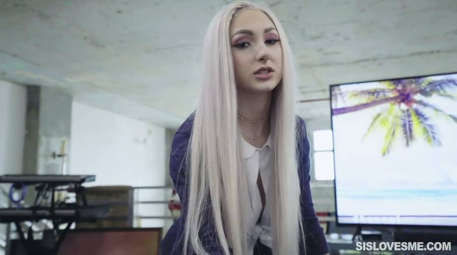 Dude with thick cock enjoys fucking face of pretty blond stepsister Dylann Vox - 2. pic